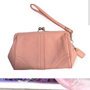 ISO 2009 I think vintage coach purse but it’s a chain shoulder bag not a clutch